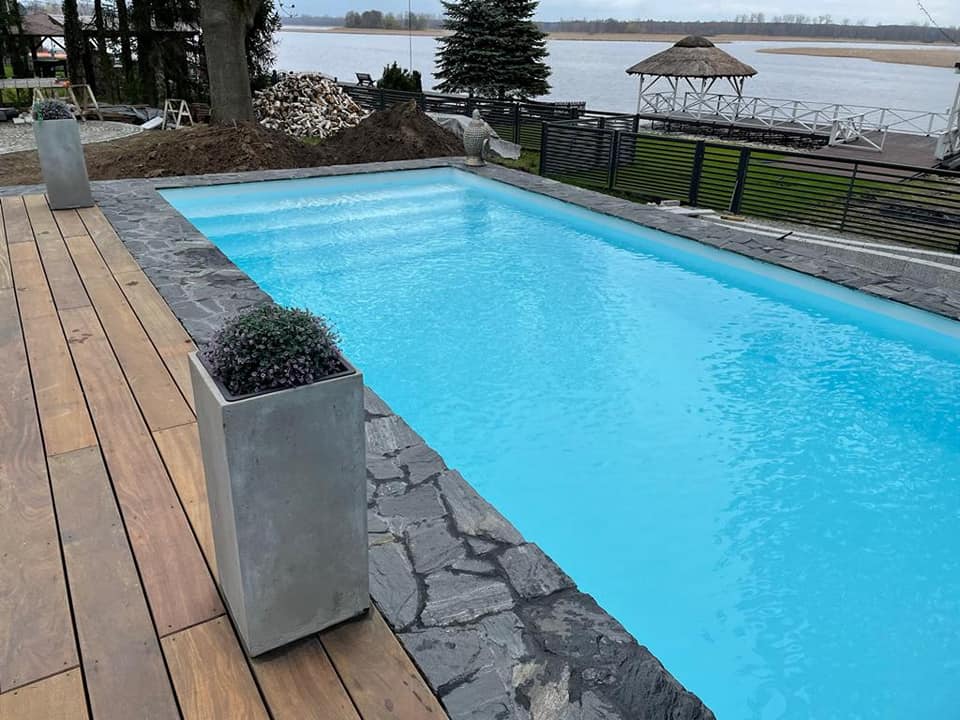 Indywidualne projekty basenów – jaki kształt i głębokość może mieć basen w Twoim ogrodzie?